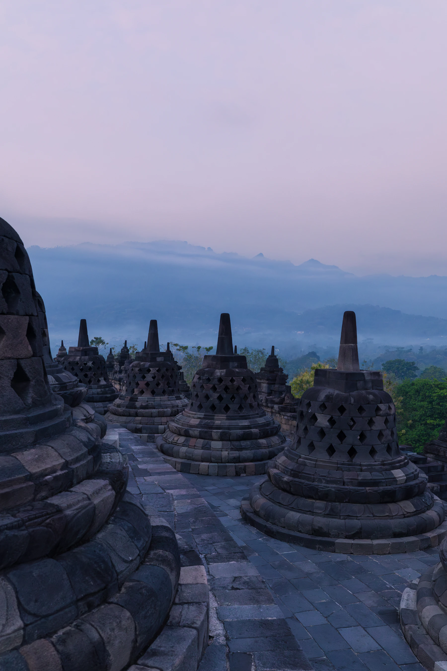 Pemandangan Borobudur pada pagi hari
