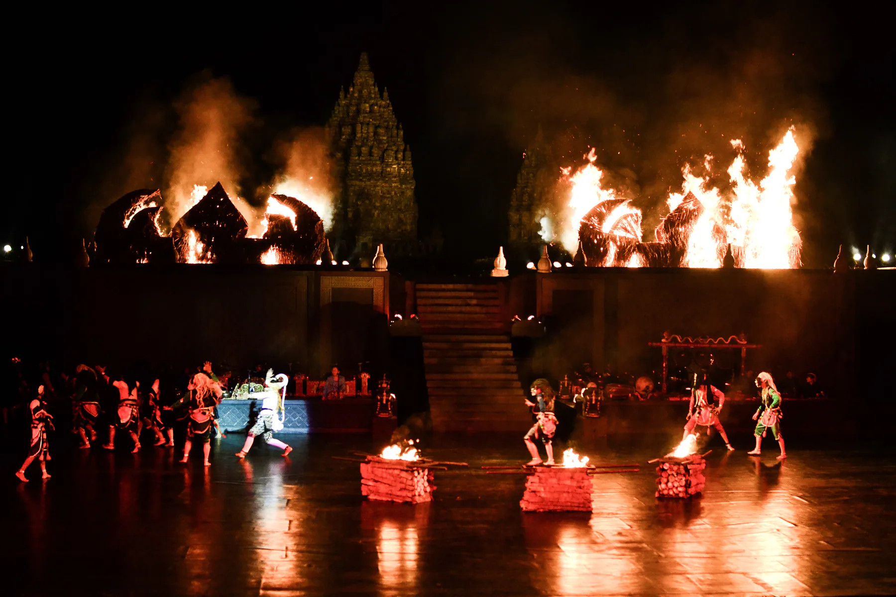Pertunjukan Ramayana dengan latar Candi Prambanan di Yogyakarta